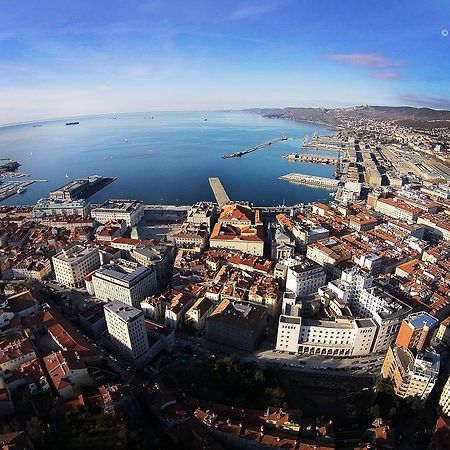 B&B Piazza Goldoni Trieste Bagian luar foto