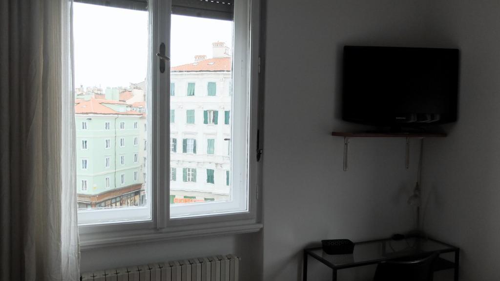 B&B Piazza Goldoni Trieste Bagian luar foto