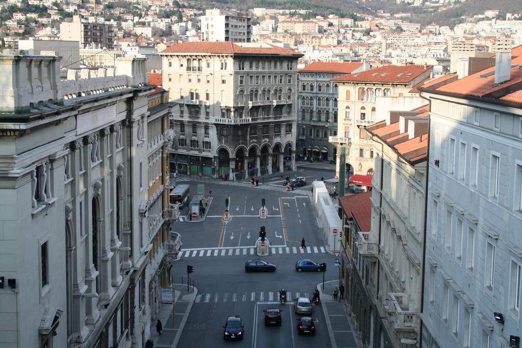 B&B Piazza Goldoni Trieste Bagian luar foto
