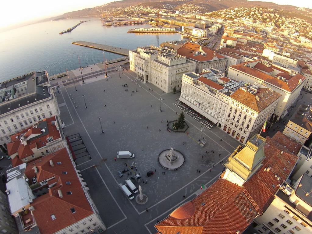B&B Piazza Goldoni Trieste Bagian luar foto