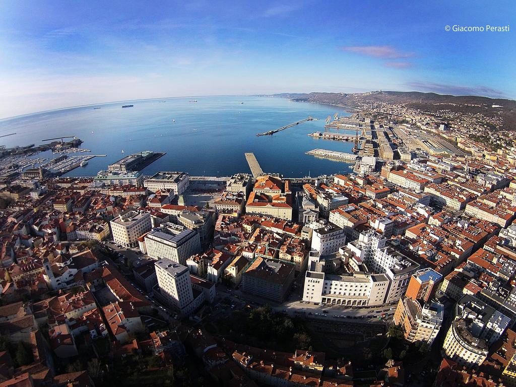 B&B Piazza Goldoni Trieste Bagian luar foto
